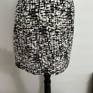 Kenneth Cole New York Polyester Black and white skirt with pockets.